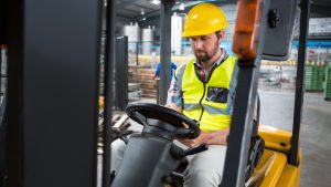 Chariot élévateur en location : une solution flexible pour les professionnels