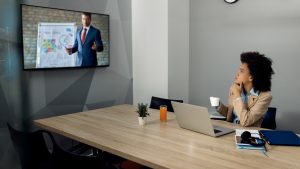 Salle de réunion connectée : le rôle clé de l&rsquo;écran tactile interactif