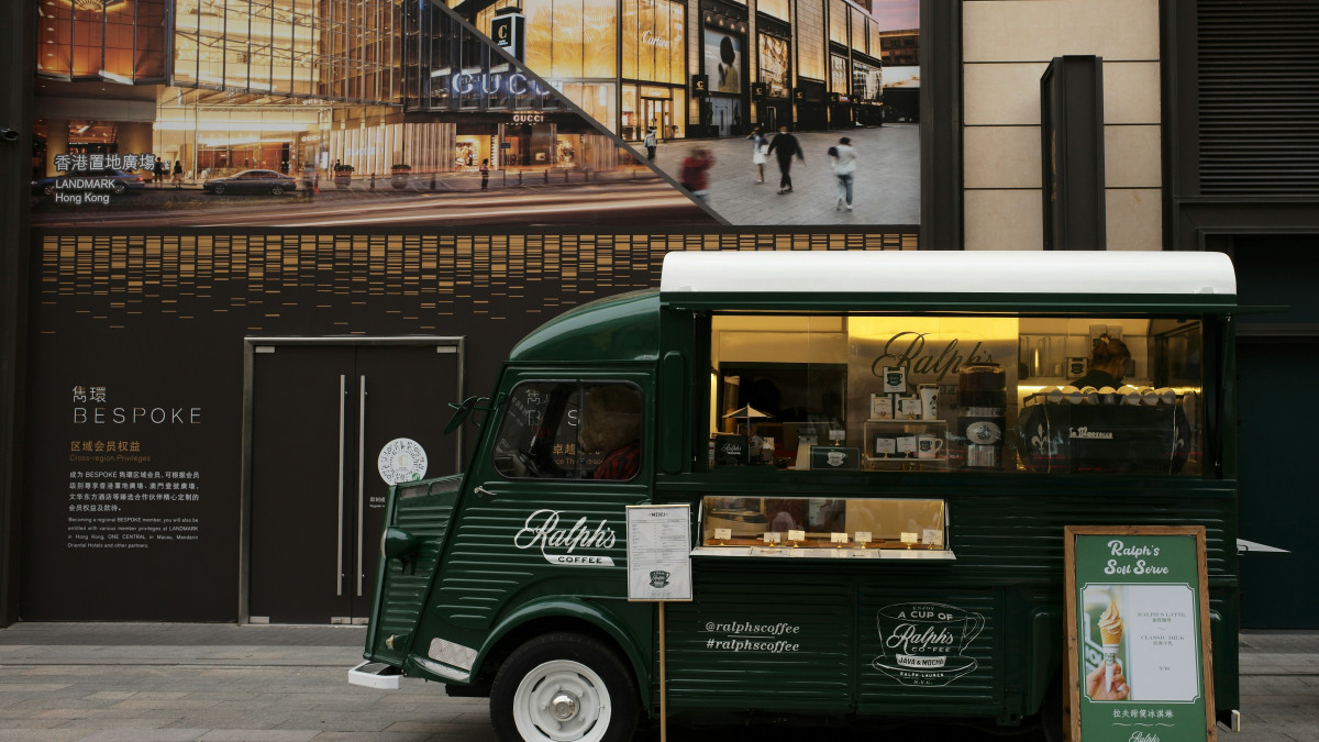Un food truck est garé en pleine rue pour procéder à son activité professionnelle. 